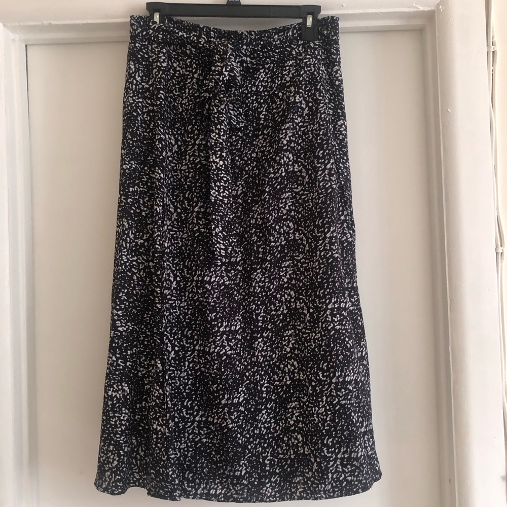 ❤️Skies are blue Black and White Midi Skirt Elastic waist Tie Slit Size L